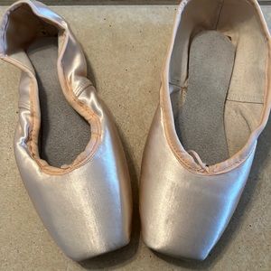Suffolk pointe shoes